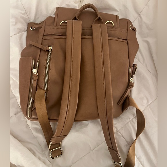 Maedn Drawstring Bag. Gentle used in great condition. Color: Camel
Size: Medium - Picture 3 of 5
